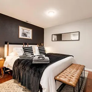 Guest house Adorable 2-bedroom Modern Basement